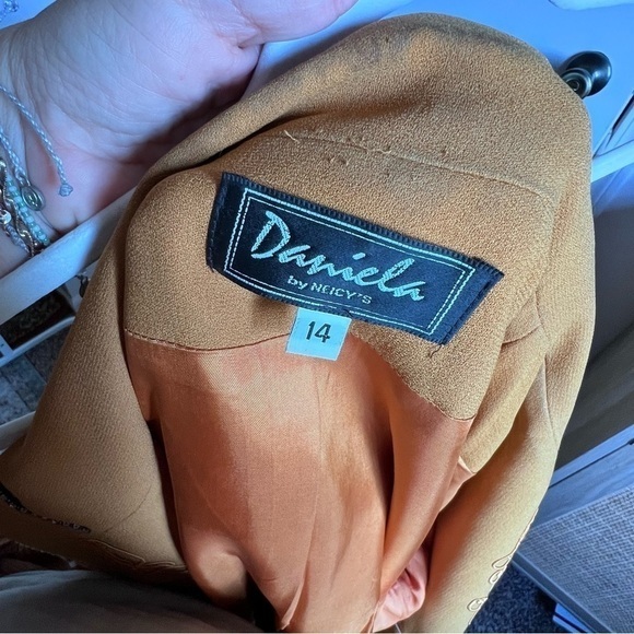 VINTAGE mustard yellow blazer—ERAS tour outfit Taylor Swift - Picture 8 of 10